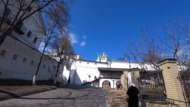 В Киево - Печерской лавре вдруг почернели кресты. Решили сами убедиться в этом. Что выяснили? смотреть онлайн