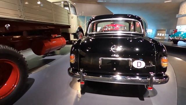 1955 Mercedes-Benz 180 - Mercedes Museum Stuggart смотреть онлайн