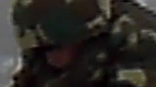 Рыбак спит, сидя на ящике, и похрапывает. смотреть онлайн