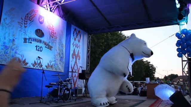 На 120-летие города Ганцевичи любимцем публики стал четырёхметровый Медведь смотреть онлайн