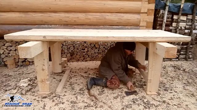 РУССКАЯ ИЗБА В ЛЕСУ И ИЗГОТОВЛЕНИЕ МЕБЕЛИ БЕНЗОПИЛОЙ. Верстак столярный своими руками. Лесная мебел