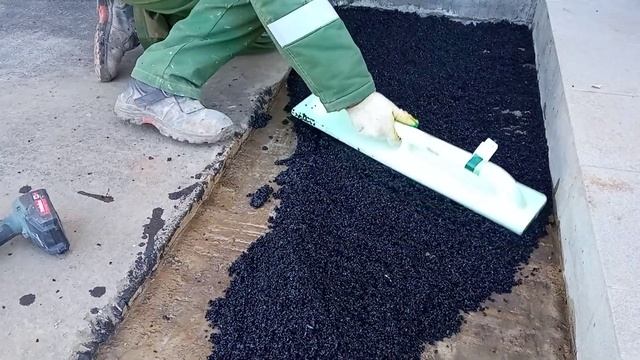 Укладка резинового покрытия (крошки). смотреть онлайн