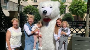 Веселье на Улице: Поздравление Детишек от Белого Медведя Аниматора!