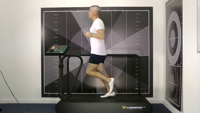 Lee Saxby - Skilful Barefoot Runner смотреть онлайн