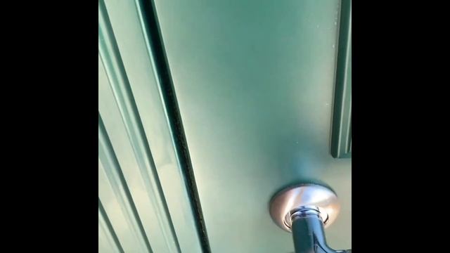 Классическая входная дверь с фрамугой в коттедж смотреть онлайн