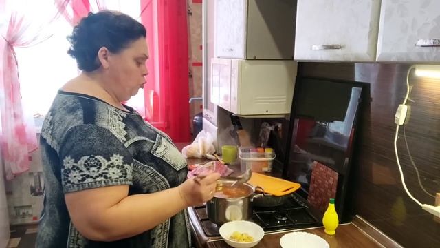 ЖАРИМ ШАШЛЫК/МАКСИМ ДОМА/КРУТИМ ФАРШ/ВАРЮ СУП/ОБЩЕНИЕ С ВАМИ/ смотреть онлайн