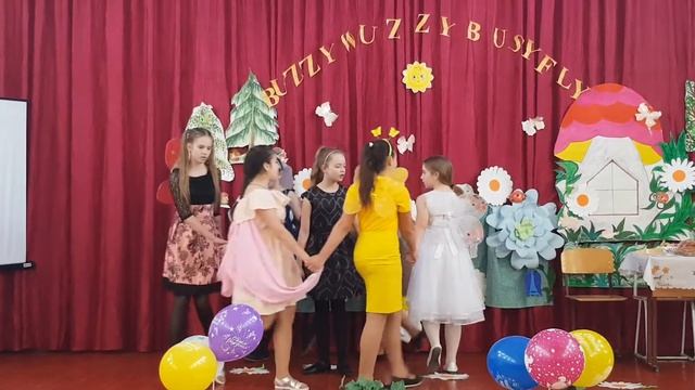 Постановка сказки на английском языке:"Buzzy-Wuzzy Busy Fly". (Часть 1). смотреть онлайн