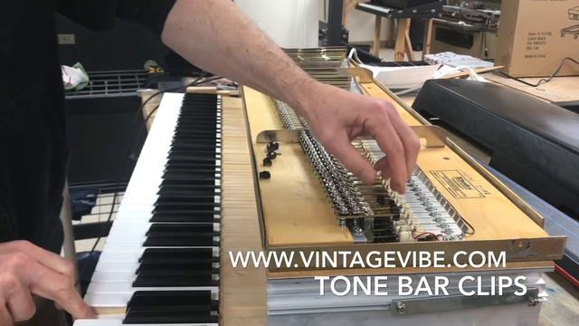 Fender Rhodes Piano Adding Sustain with Tone Bar Clips смотреть онлайн
