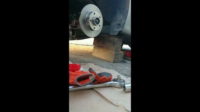 Wymiana klocków i tarcz hamulcowych tył - RENAULT SCENIC 3 z elektrycznym ręcznym смотреть онлайн