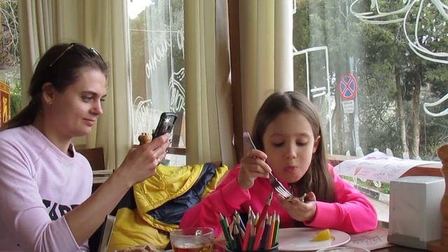 Ялта интурист.Гурзуф Крым 2019.устрицы как правильно есть.Устрицы в Крыму ест Никуша. смотреть онлайн