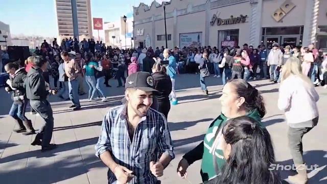 Qué bonito se goza la cumbia del 🐻🐻❄️ polar en la plaza de armas de Chihuahua con musical milagro смотреть онлайн