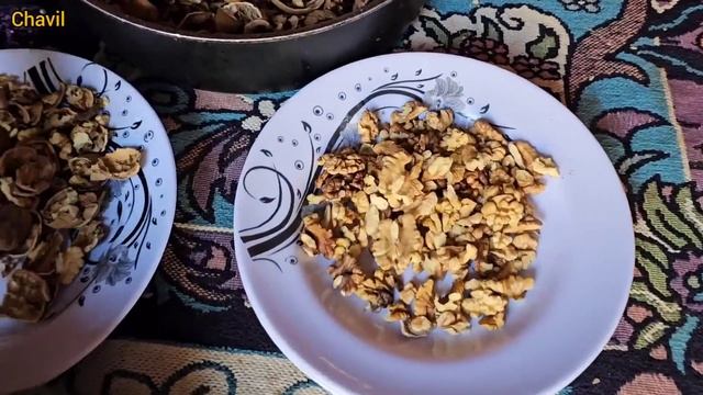 Nomadic Ties: Relatives help the Chavil family rebuild the winter home смотреть онлайн