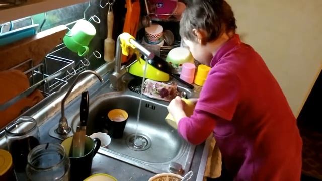 Учусь мыть посуду. смотреть онлайн