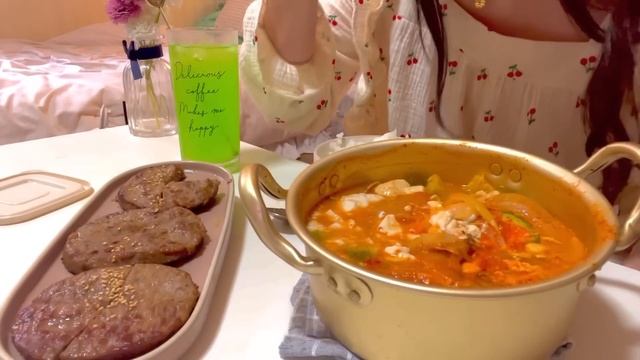 ENG) 자취생 브이로그 ? 옥수수피자, 봉골레 파스타 만들기 ? 쌀쌀한 날씨에 수제비 해먹는 자취 일상 (택배언박싱,마켓컬리,꼬마김밥,바지락 순두부찌개,떡갈비,콩불,주먹밥) смотреть онлайн