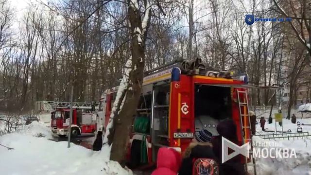 РАБОТА ПОЖАРНЫХ РАСЧЕТОВ ПРИ ТУШЕНИИ ПОЖАРА В ЖИЛОМ ДОМЕ НА СЕВЕРО-ВОСТОКЕ МОСКВЫ смотреть онлайн