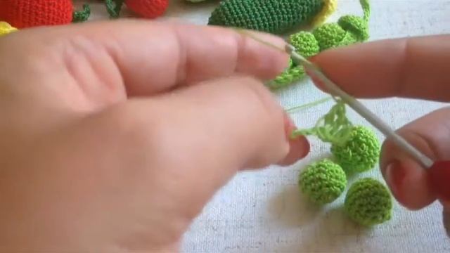 Вяжем горошек крючком. Зелёный горошек крючком. Овощи крючком смотреть онлайн