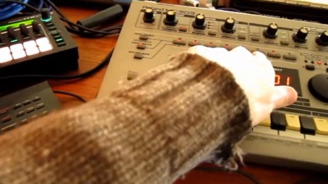 Using the Roland MC-303 Groovebox to sequence external hardware synthesizers over midi. смотреть онлайн