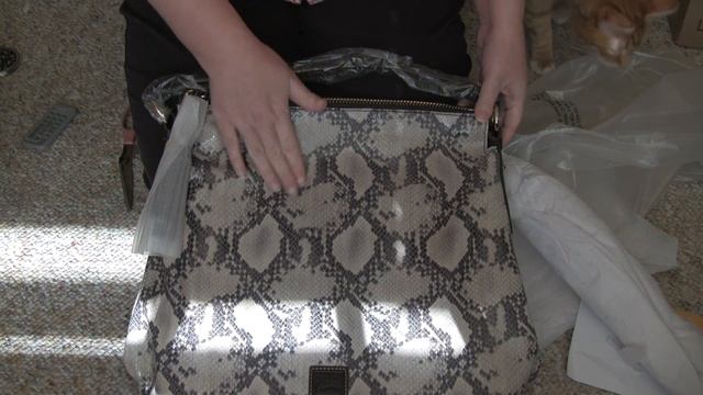 Dooney & Bourke Unboxing Sloan Hobo Black Python смотреть онлайн