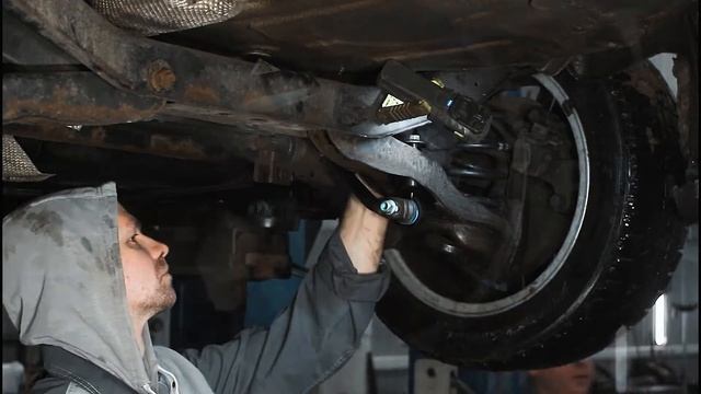 Замена задних стоек стабилизатора на автомобиле Ford Focus 2 смотреть онлайн