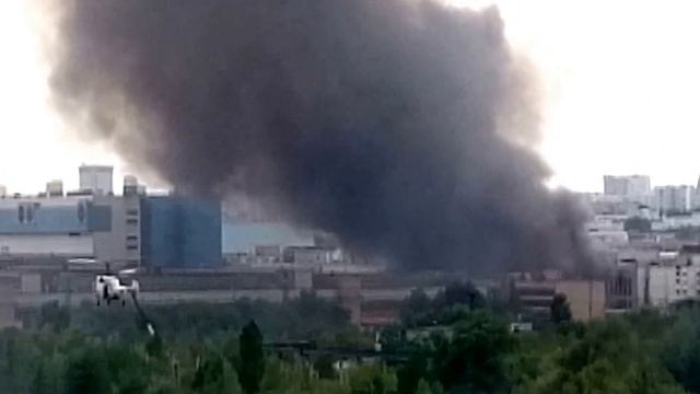 Тушение пожара в Москве на бывшем ЗИЛ вертолетами. 2015 смотреть онлайн