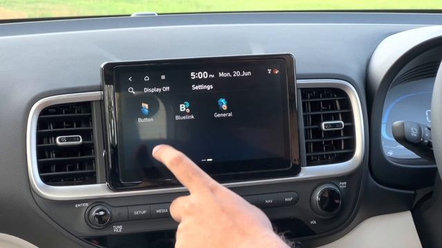 Hyundai Venue 2022 Infotainment System Explained | CarDekho Car Owners Guide смотреть онлайн