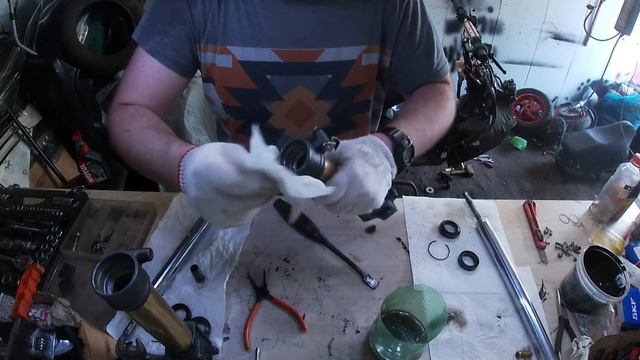 КАК ПЕРЕБРАТЬ ВИЛКУ НА СКУТЕРЕ/ПРОСТО И ПО ПАЦАНСКИ СВОИМИ РУКАМИ/ APRILIA SR50R смотреть онлайн