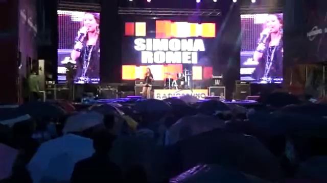 Simona Romei - Amore che vieni amore che vai (live @Radio Bruno Estate 2011) смотреть онлайн