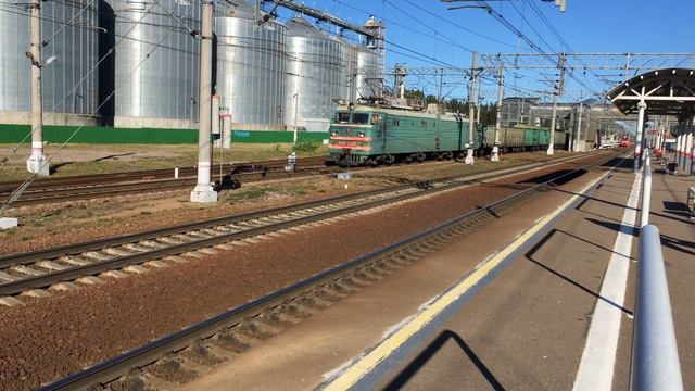 Зеленый ВЛ10-1422 и Ласточка ЭС2ГП-009 смотреть онлайн