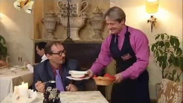 6 кадров. Суп-лапша с мухой