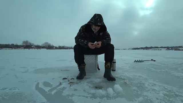 Зимняя Рыбалка на окуня, ловля мелкого Окуня в глухозимье. смотреть онлайн