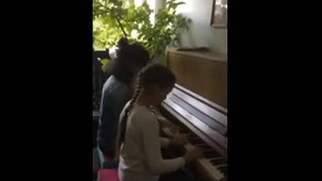 Дуэт - Кубекова Алиса, Мукоян София. Хачатурян. Вальс цветов. смотреть онлайн