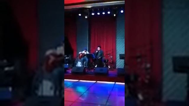 Lucky Robles' I'd Rather at Vue Bar смотреть онлайн