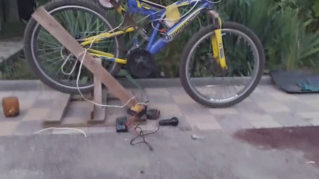 ВЕЛОГЕНЕРАТОР своими руками на 220 вольт / бесплатное электричество diy смотреть онлайн