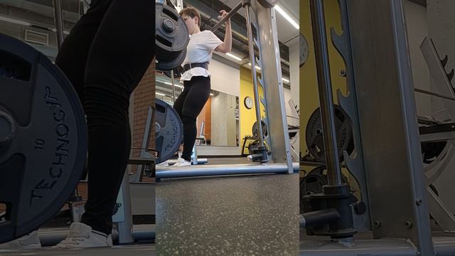 Зал. Тренировка. Приседания в Смите. Май 2024 год