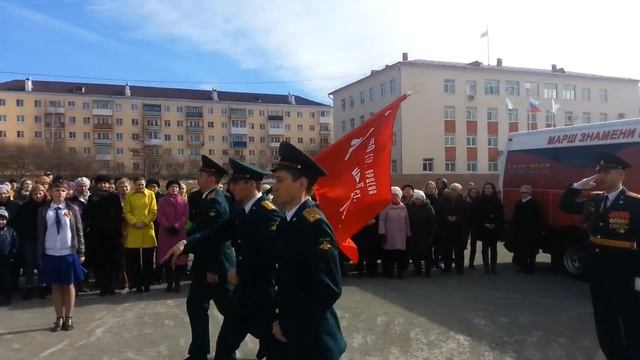 Вынос знамени в Карпинске смотреть онлайн