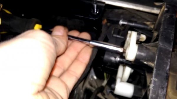 Снимаем моторчик заслонки рециркуляции passat b6