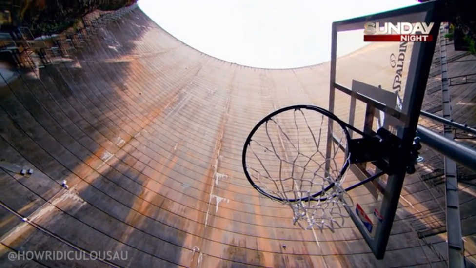 Баскетбольный мяч в кольцо со 140 метров! смотреть онлайн