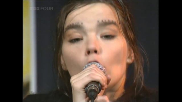 Bjork - Big Time Sensuality - TOTP - 02 12 1993 смотреть онлайн