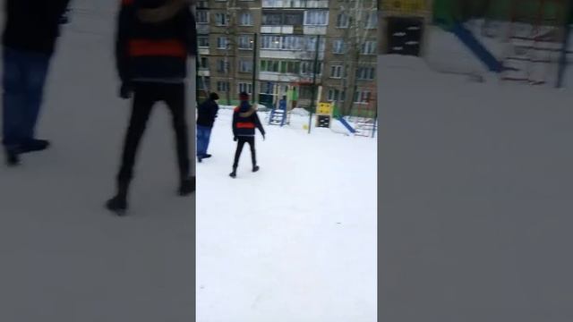 Играю с друзьями в футбол зимой в маленькие ворота смотреть онлайн