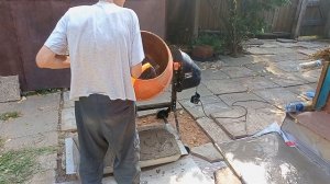 VID 20220830 115753 Раствор без гравия  для отмостки в бетономешалке.