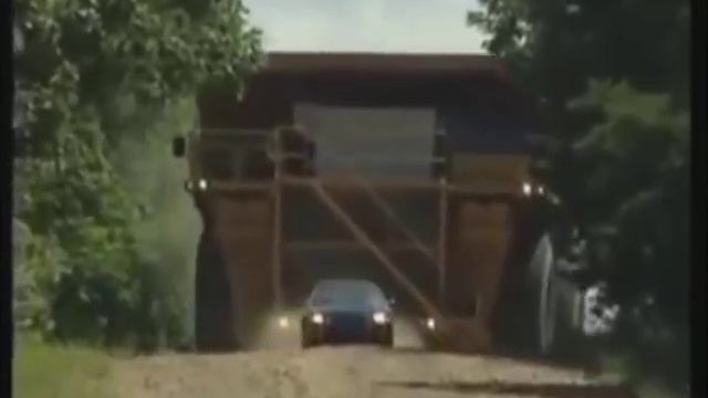 Опасная погоня БЕЛАЗа за легковушкой смотреть онлайн