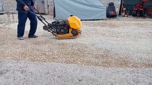 Трамбуем щебенку виброплитой??