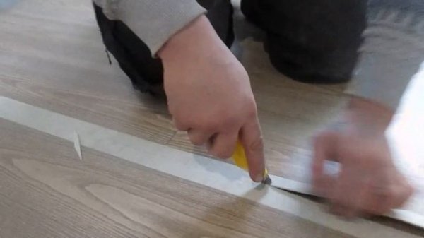 склеиваем линолеум в стык своими руками !!!