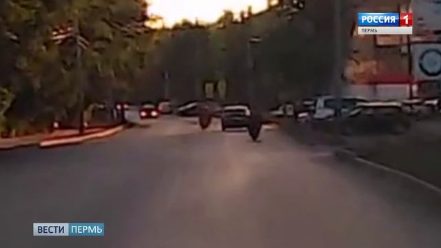 Детки на скутере таранят иномарку смотреть онлайн