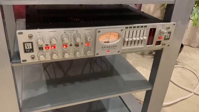 Human Audio Libretto CD player, Avalon VT 747 SP compressor pre amp/Creek 5250/Focal chorus 807V смотреть онлайн