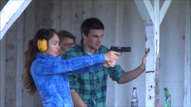 Девушки и парни стреляют из пистолета. Канада. смотреть онлайн