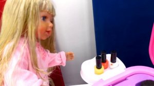 Игра салон красоты с Беби Бон Эмили. Видео для девочек Как мама.