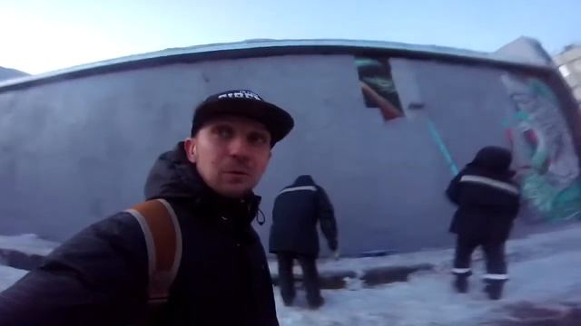 В Новосибирске популярные граффити с героями русских народных сказок просто закрасили серой краской смотреть онлайн