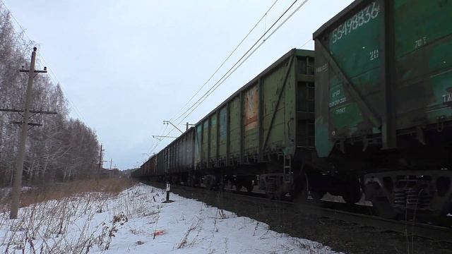 "По удалению за пригородом". 2ЭС6-023 "Синара" с грузовым поездом и приветливой бригадой смотреть онлайн