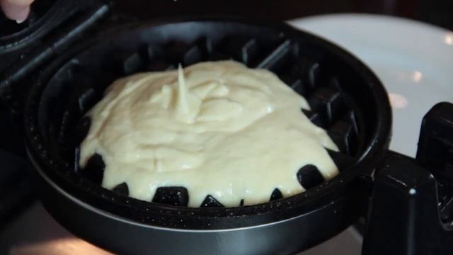 How to Use a Waffle Maker : Easy Southern Cooking смотреть онлайн
